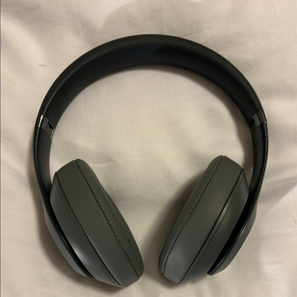 Beats by Dre Studio3 Over-Ear Headphones - Gray - Picture 4 of 9